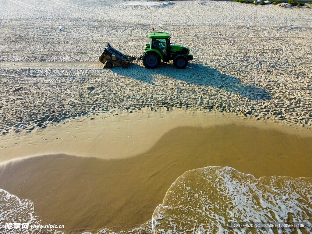 海滩上的机械作业场景
