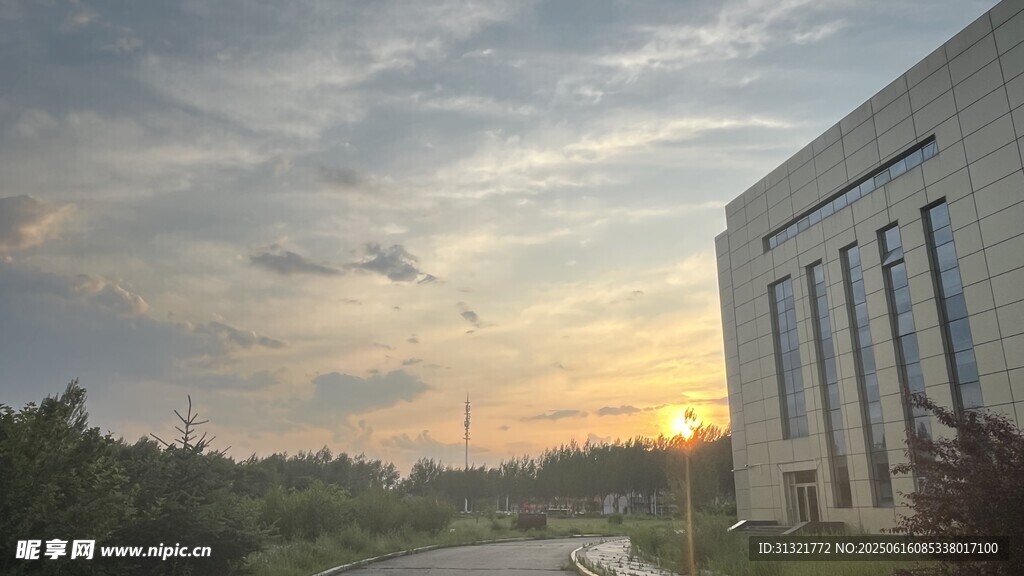 夕阳下的现代建筑景观