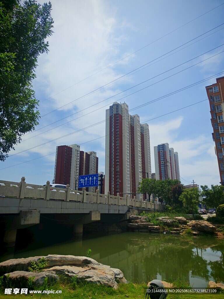 河畔高楼与桥梁风景