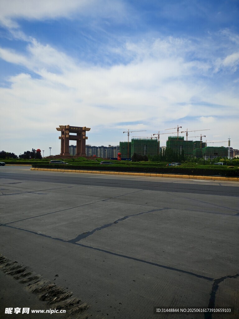 机场跑道与远处建筑景观