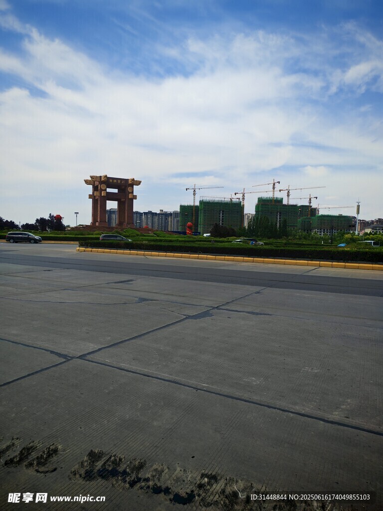 宽阔跑道与远处建筑景观