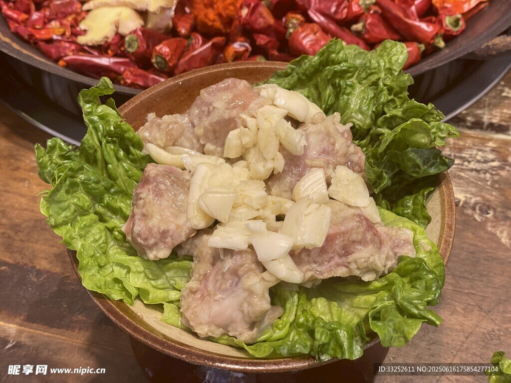 新鲜生肉搭配生菜待烹饪