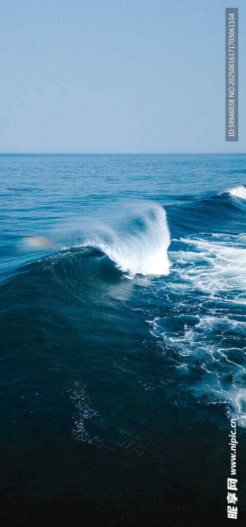 海浪翻涌的壮阔海洋景象