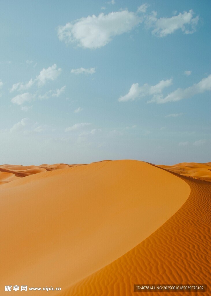 金色沙漠与蓝天美景