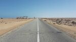 沙漠中延伸的空旷公路
