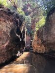 峡谷溪流间的自然美景