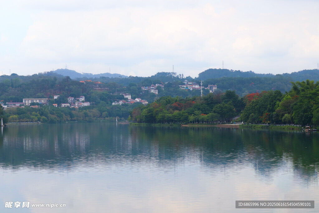 宁静湖畔山水倒影美景