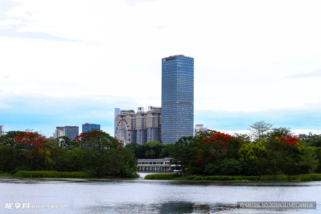 湖畔城市风光