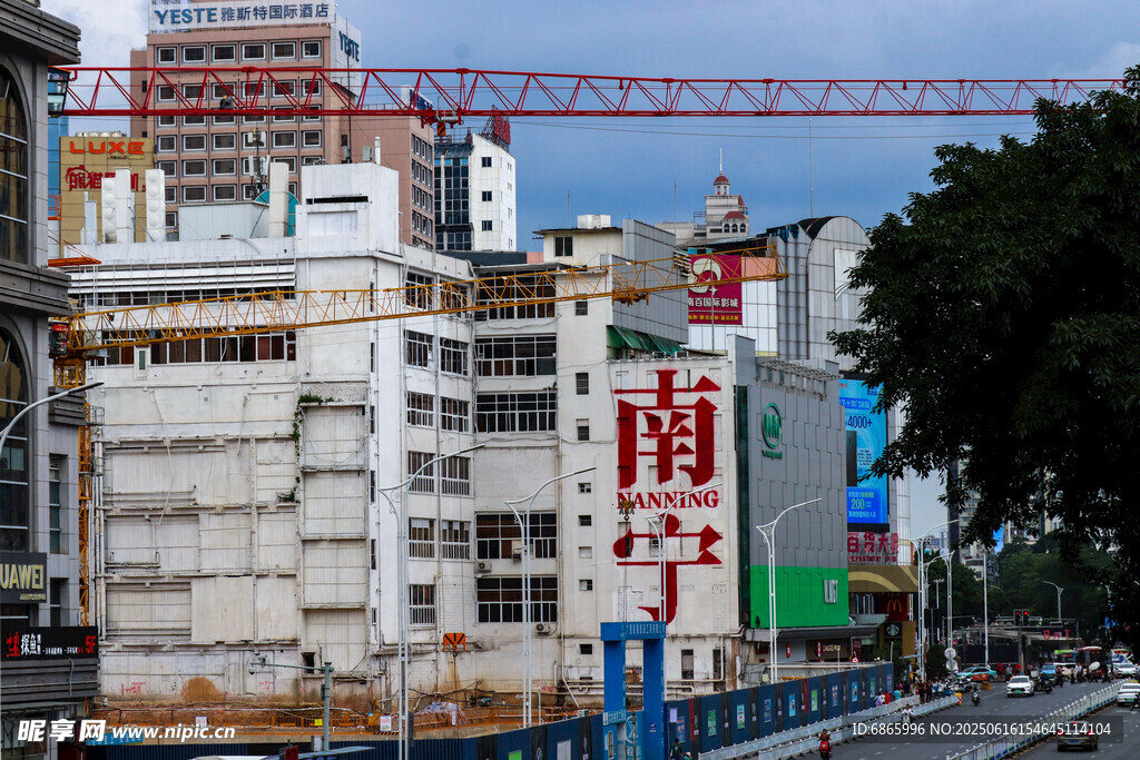 城市在建建筑与周边景象