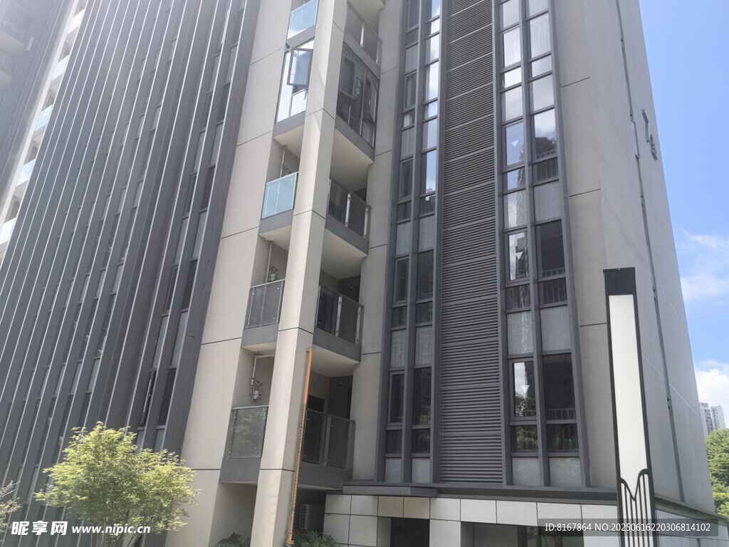 现代高层商务办公楼外观