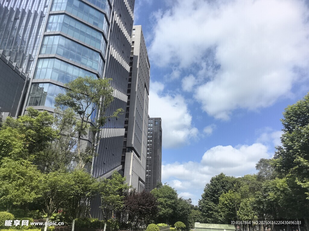 现代都市玻璃建筑与绿植
