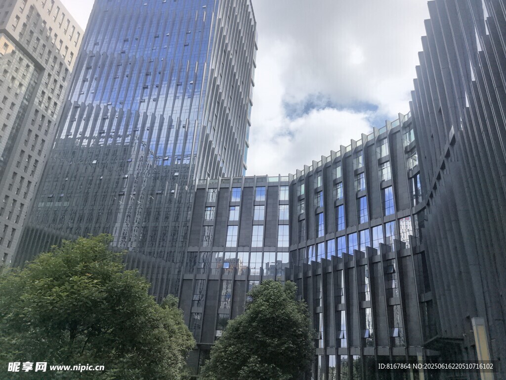 都市高楼与绿植景观