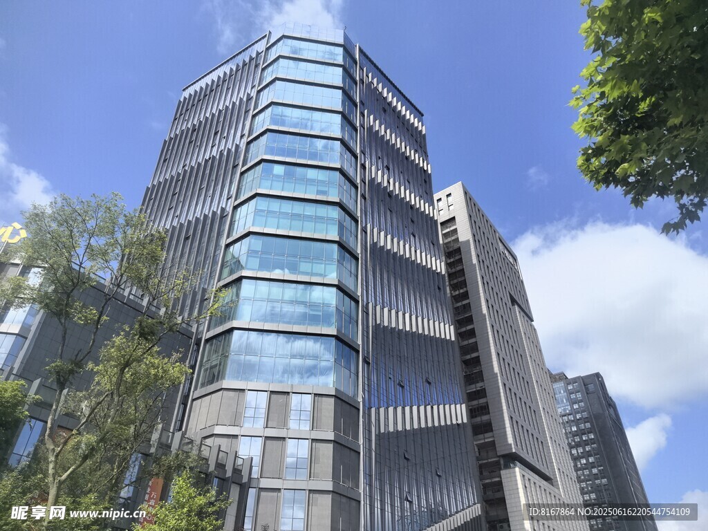 现代玻璃幕墙高楼建筑