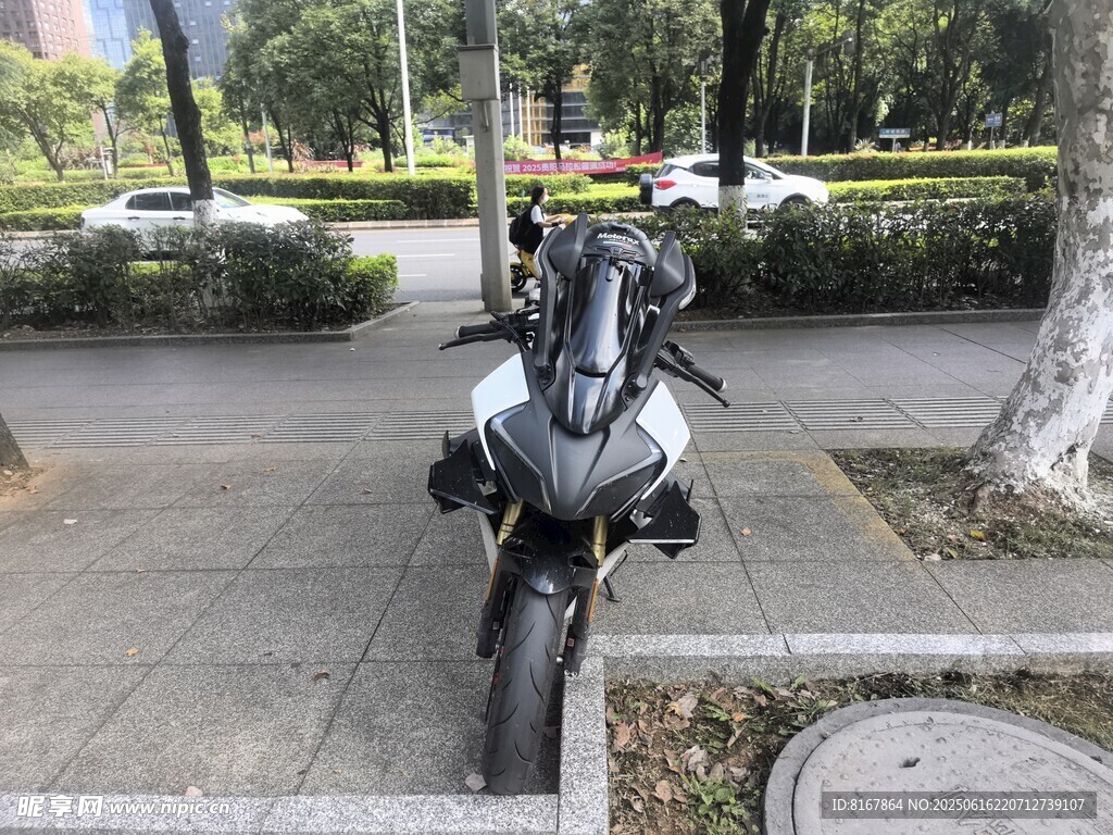 路边停放的酷炫黑色摩托车