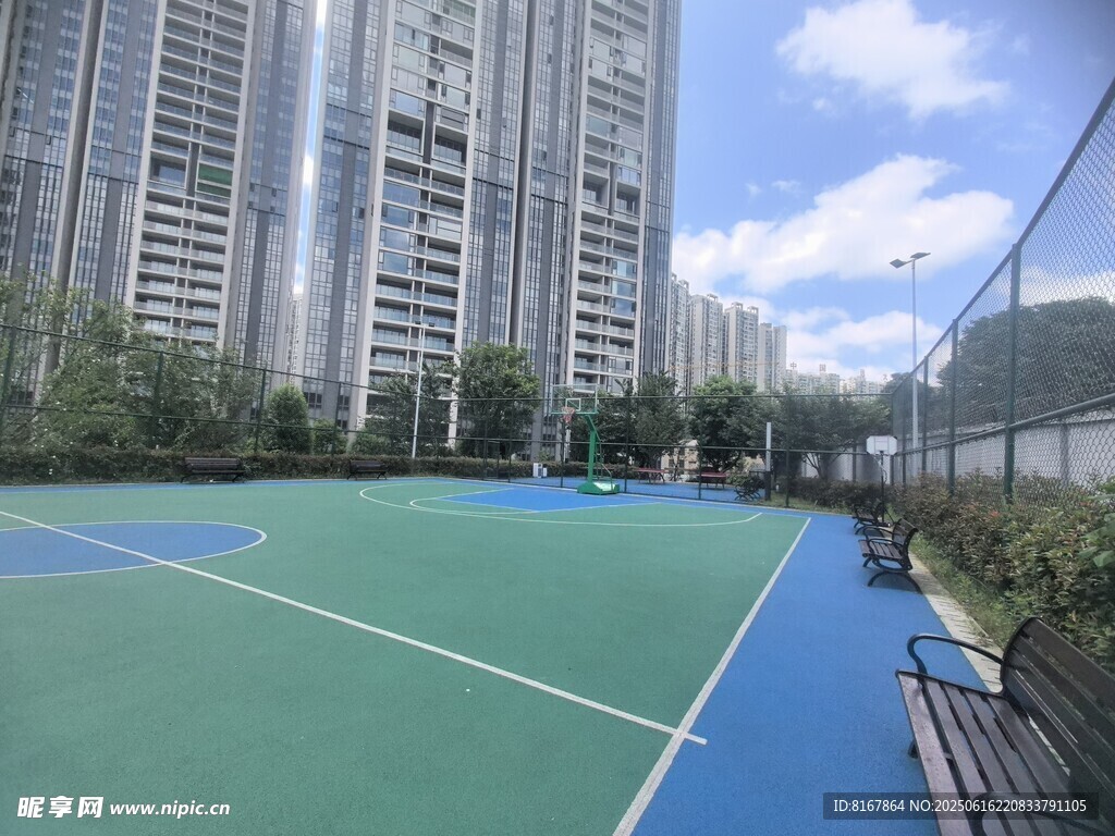 小区内的户外网球场