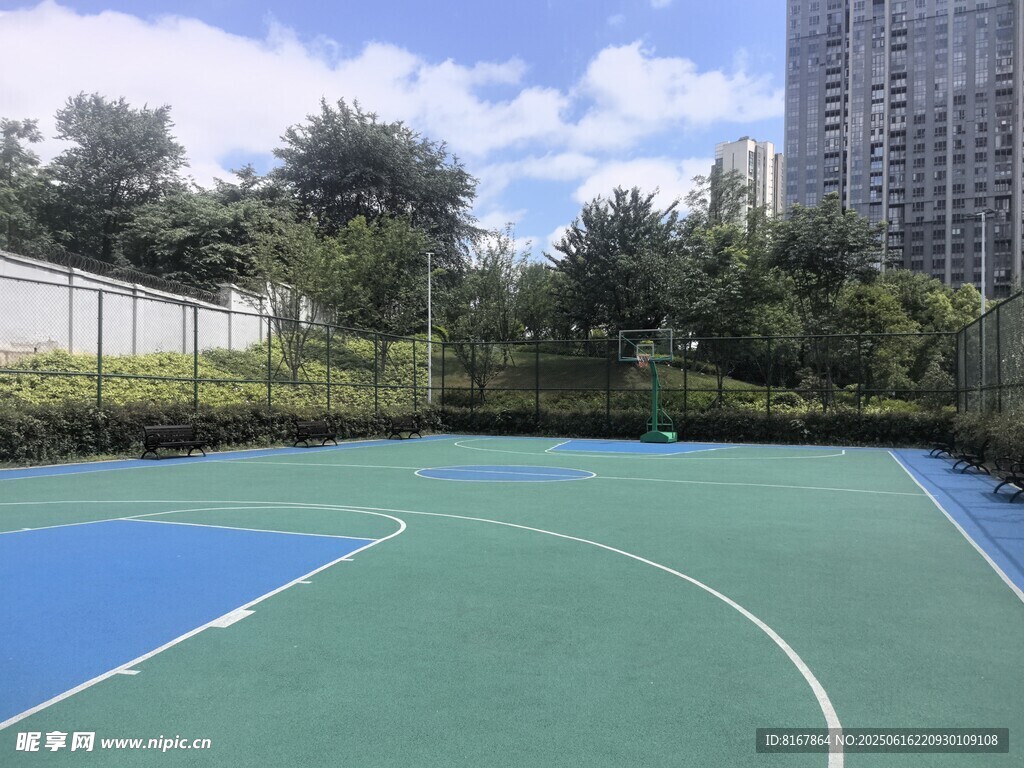 户外绿色塑胶篮球场