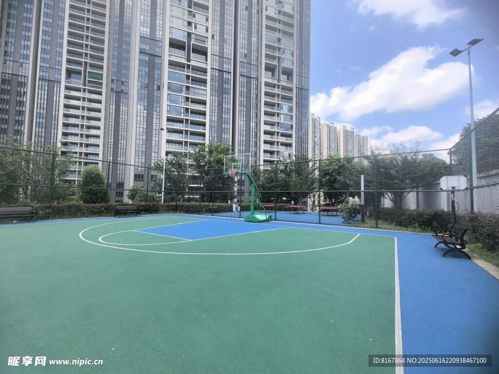 小区内的户外休闲运动场地