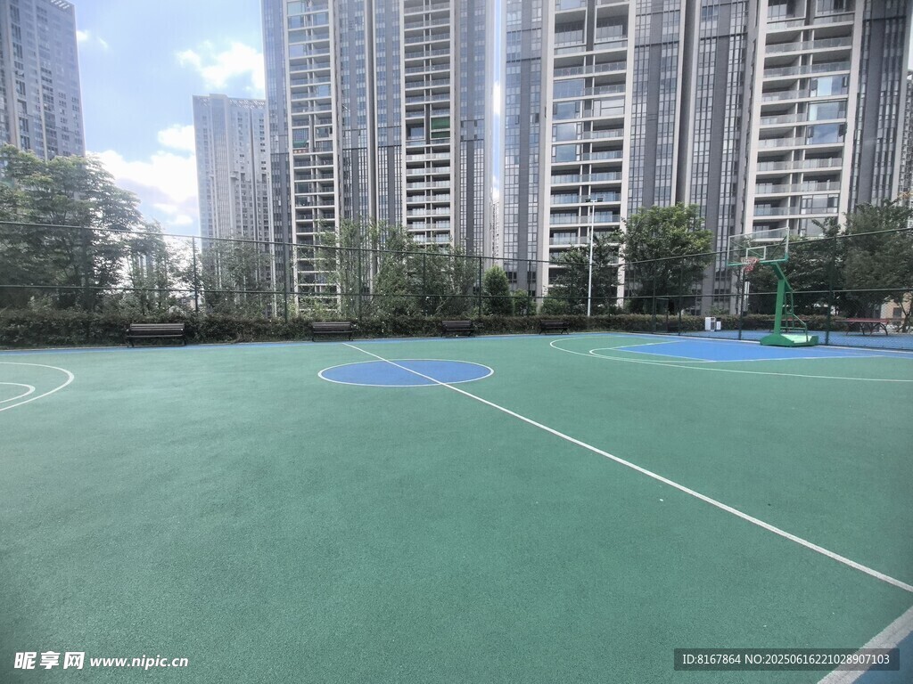 城市中的户外绿色篮球场
