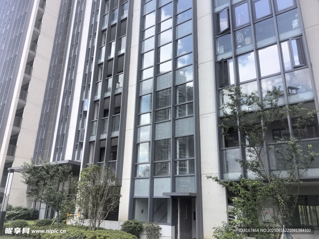 现代都市玻璃幕墙办公楼