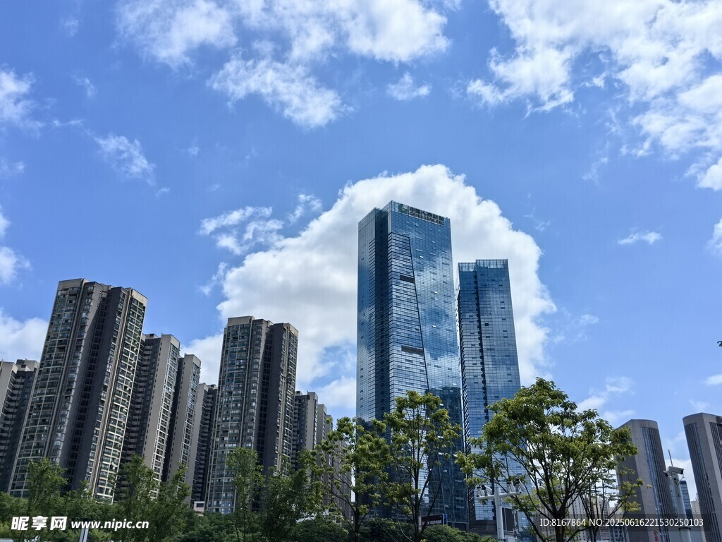 都市高楼与蓝天白云景观