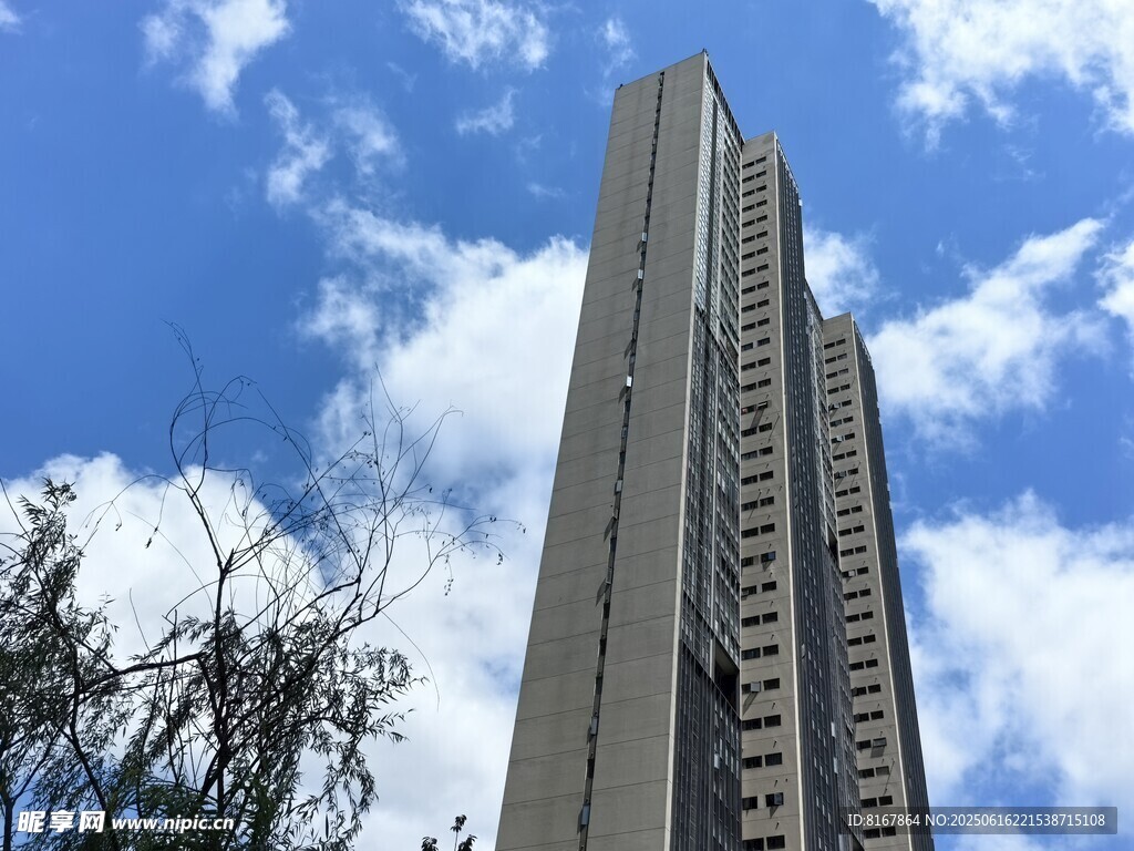 高耸入云的摩天大楼