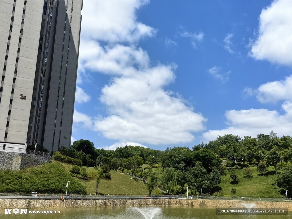 城市旁的绿地与喷泉景观