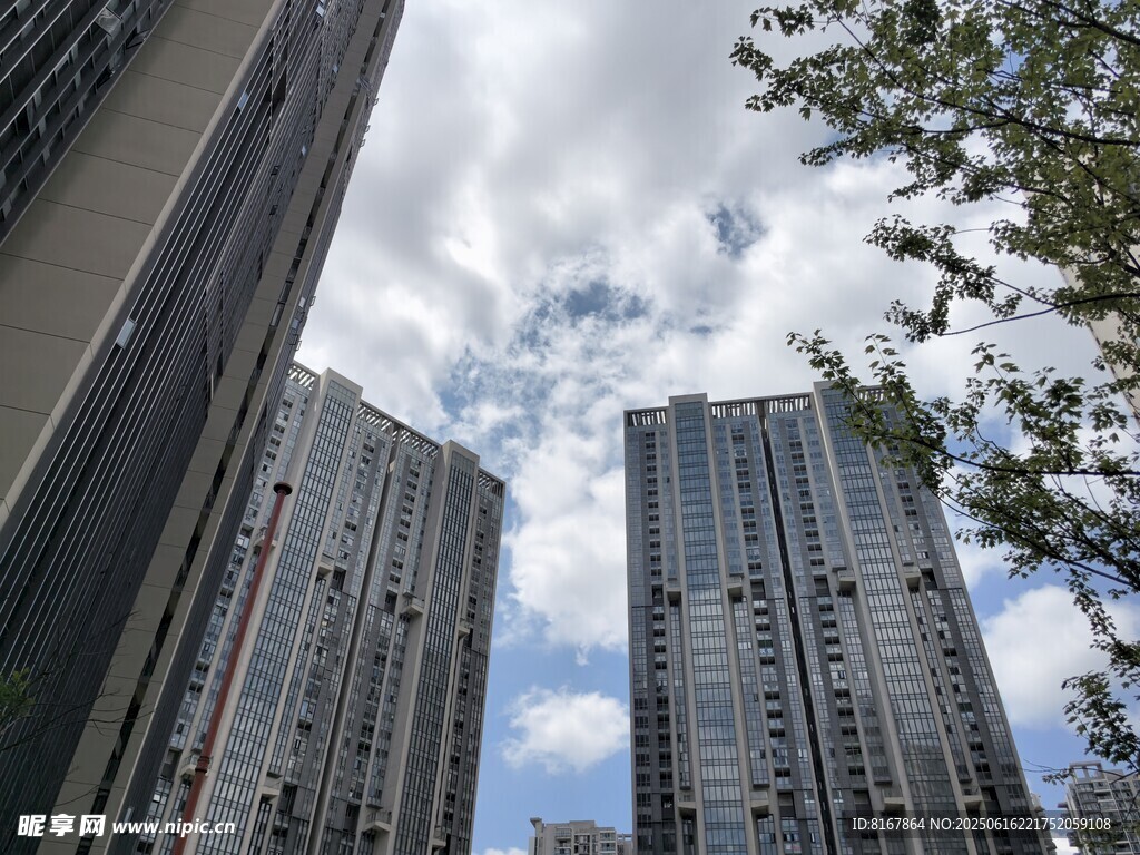 高楼林立间的天空景致