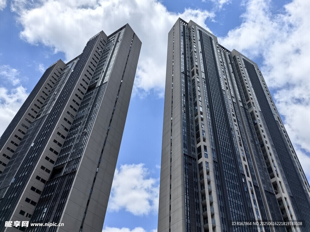 两栋摩天高楼耸入蓝天