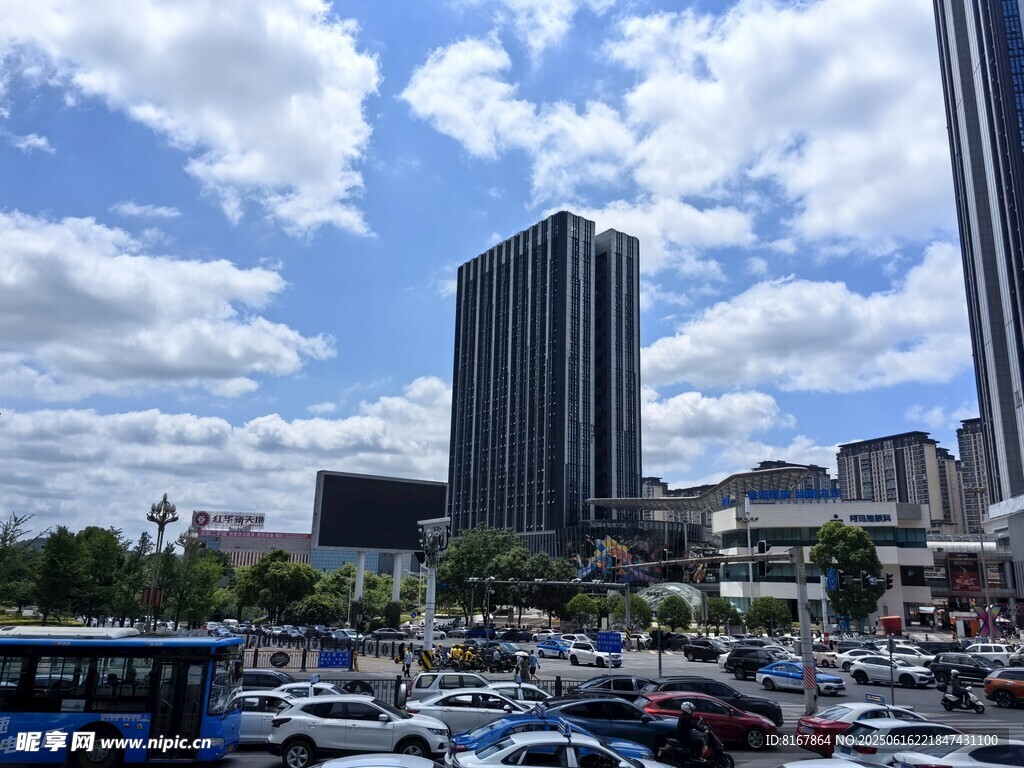城市停车场与高楼景观