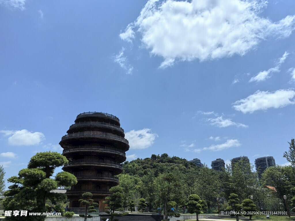 古朴宝塔屹立于葱郁林间