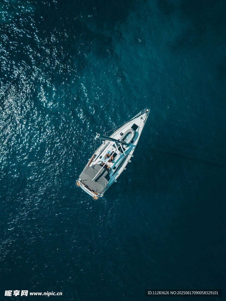 海上航行的白色游艇