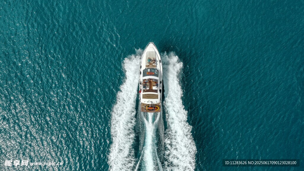 海上游艇破浪前行