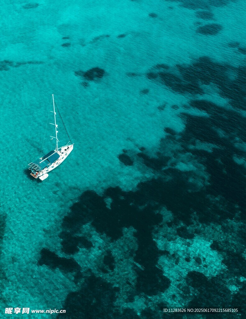 碧海之上的白色帆船