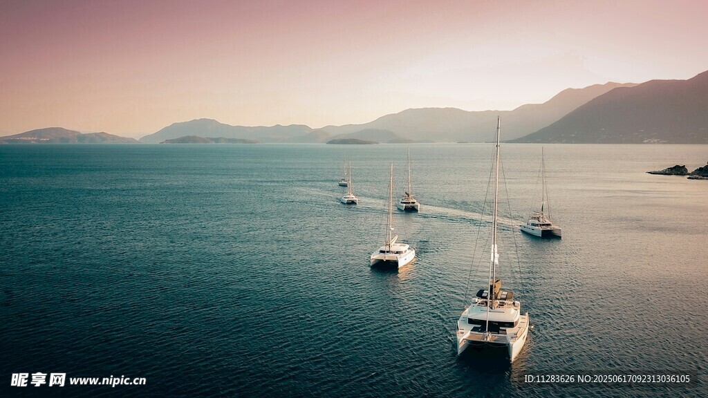 海上船只与远处山峦美景
