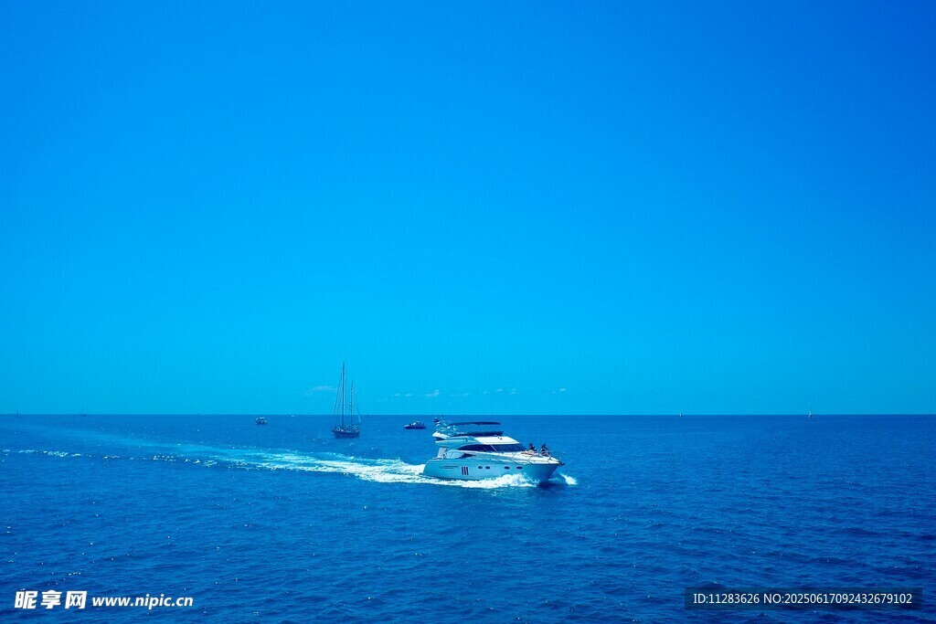 海上快艇破浪前行