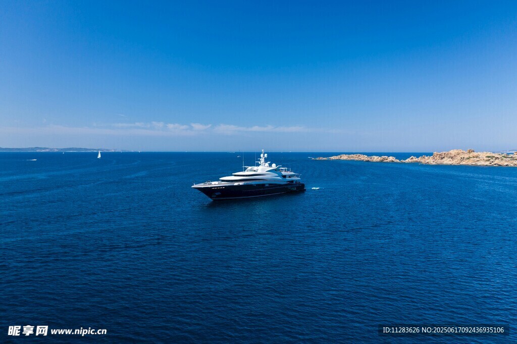 海上豪华游艇航行