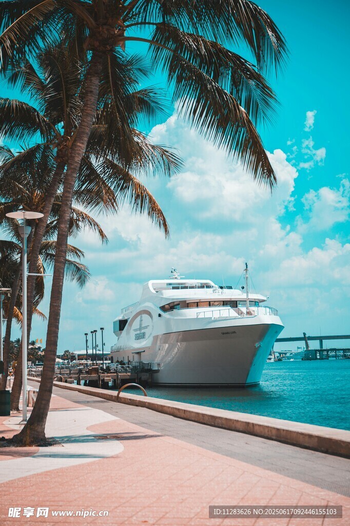 海滨旁的豪华游轮