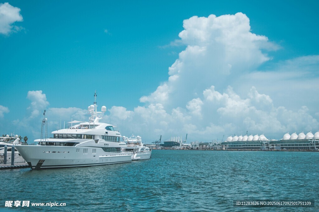 豪华游艇停靠在海滨码头