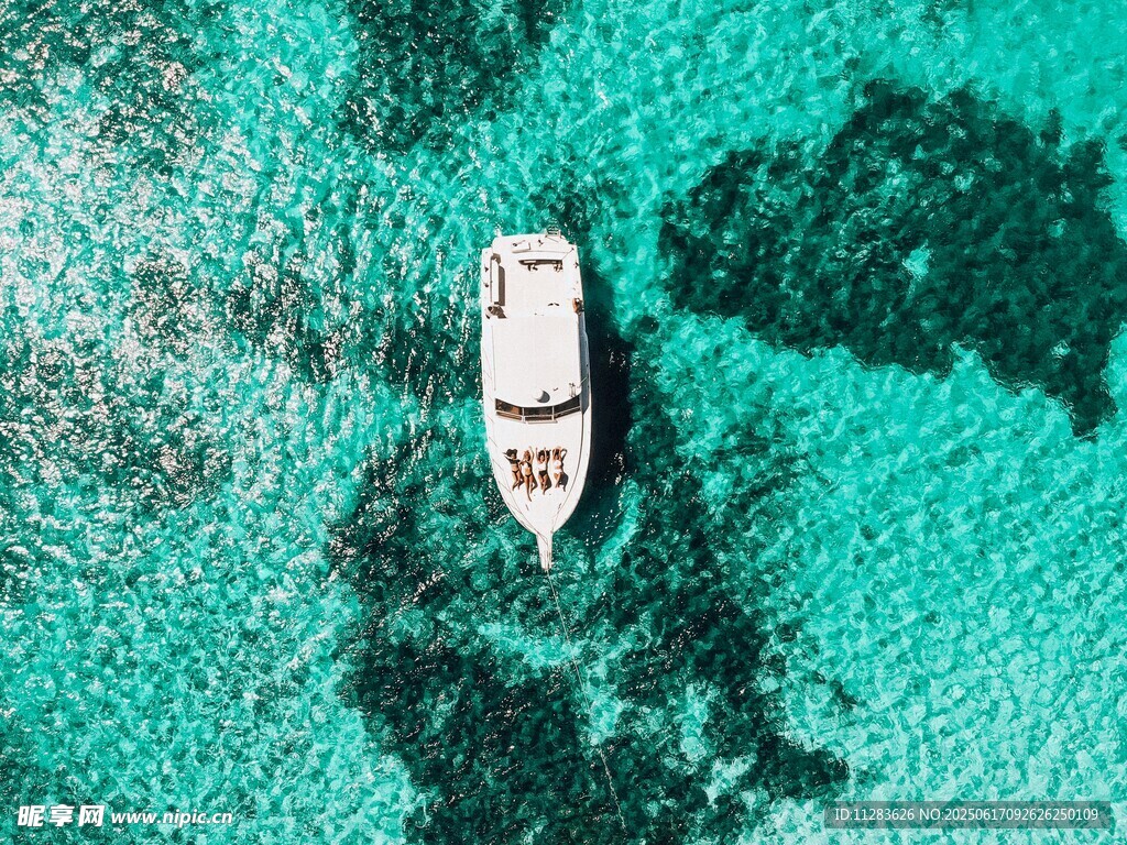 海上白船