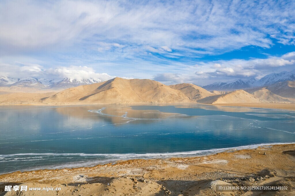 高原湖泊美景