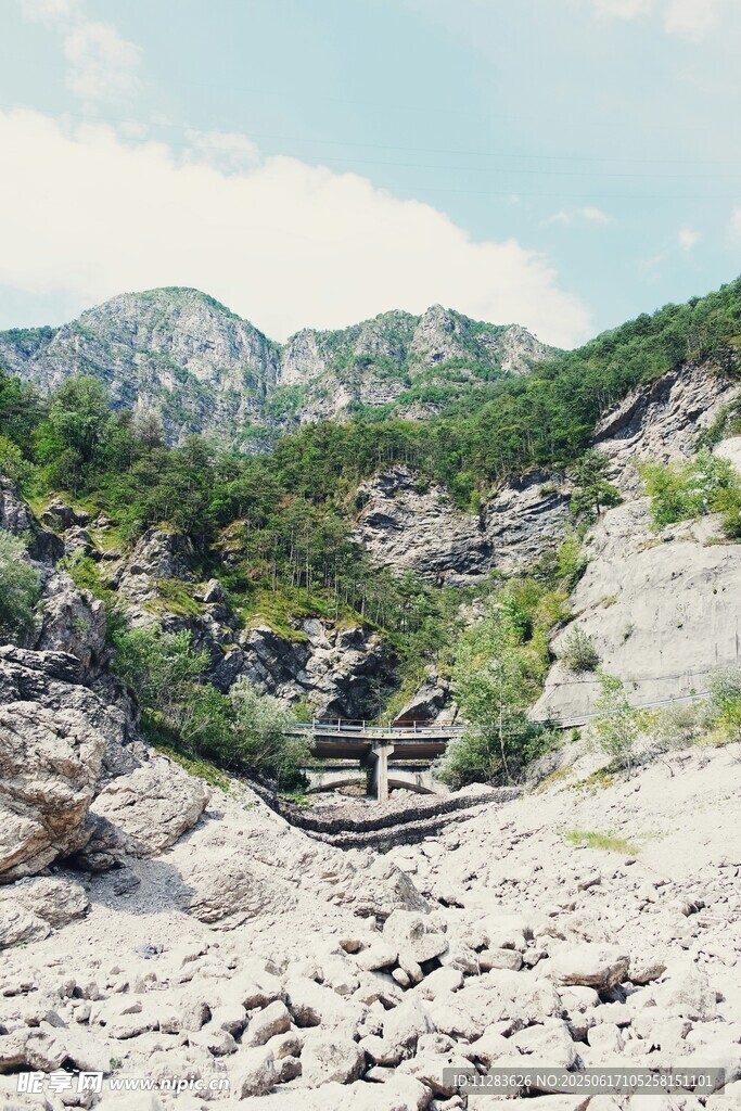 山间碎石与绿植景观