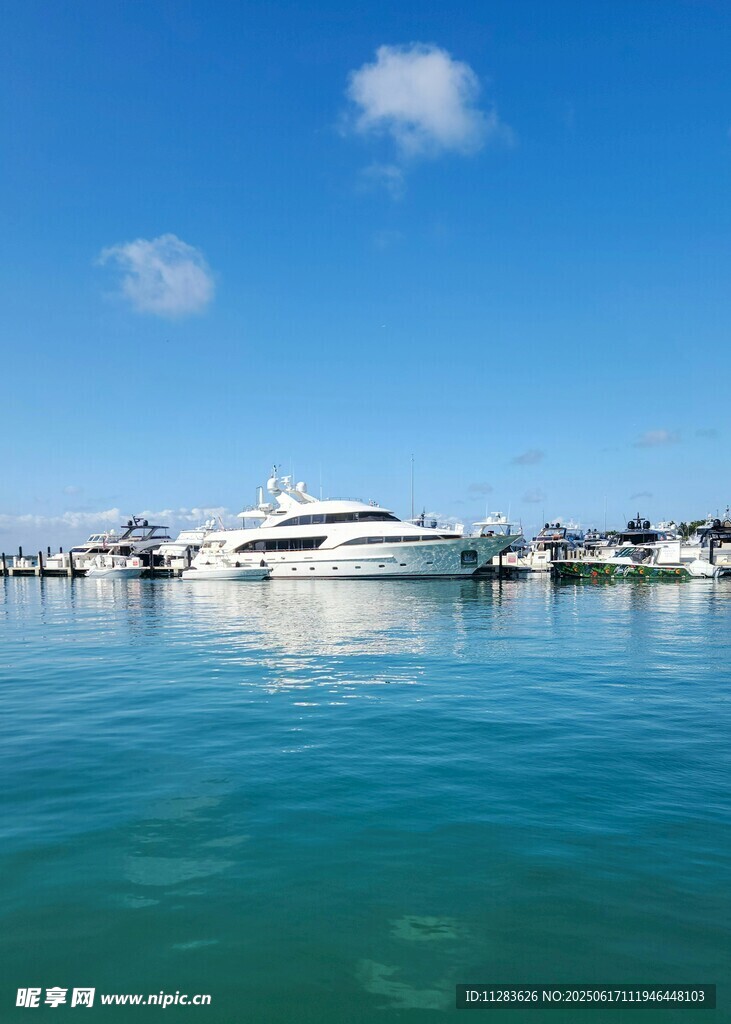 海上豪华游艇停泊美景