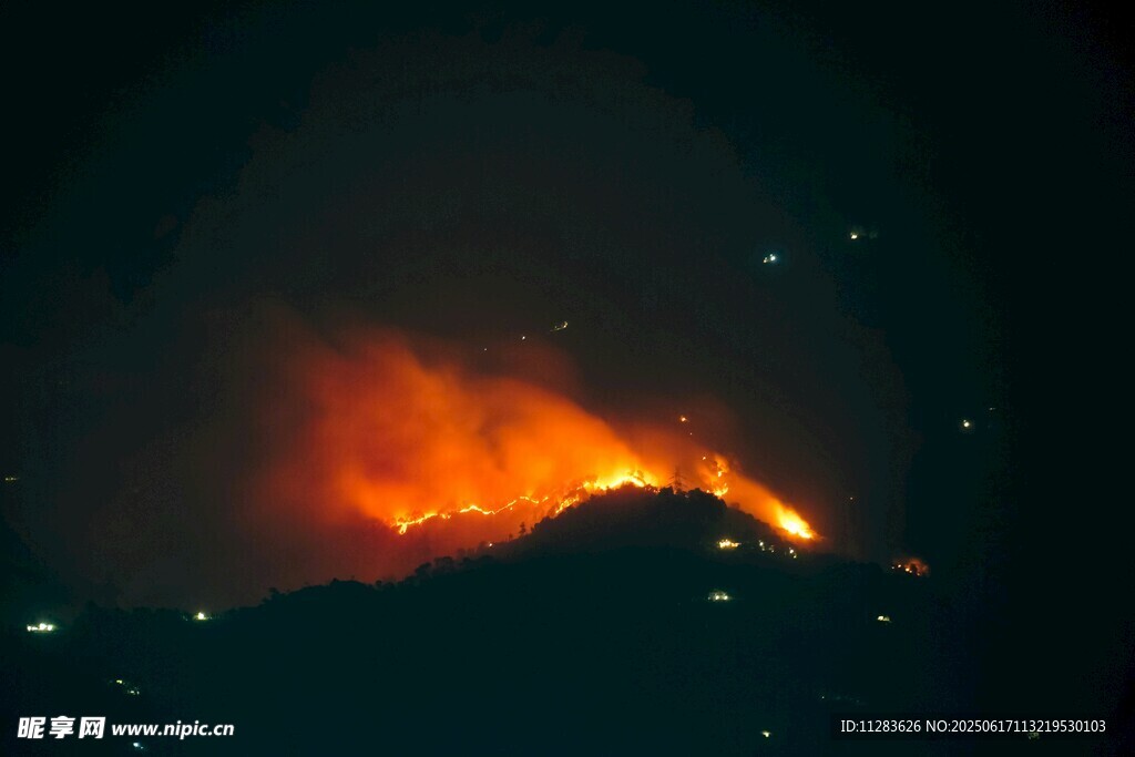 火山喷发的炽热瞬间