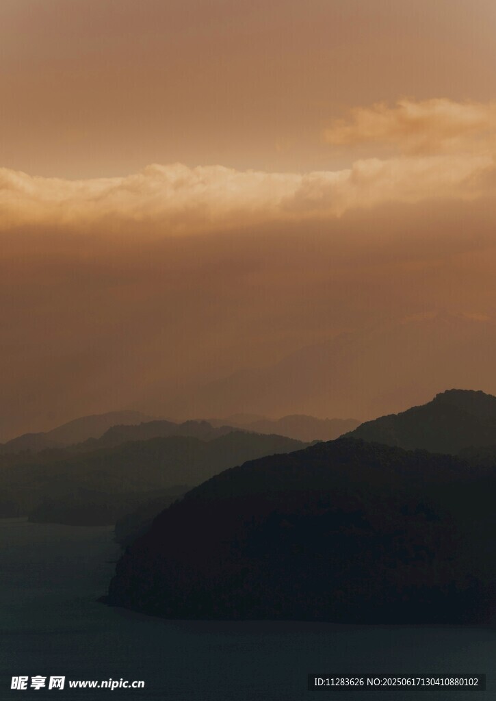 黄昏下的山海景致