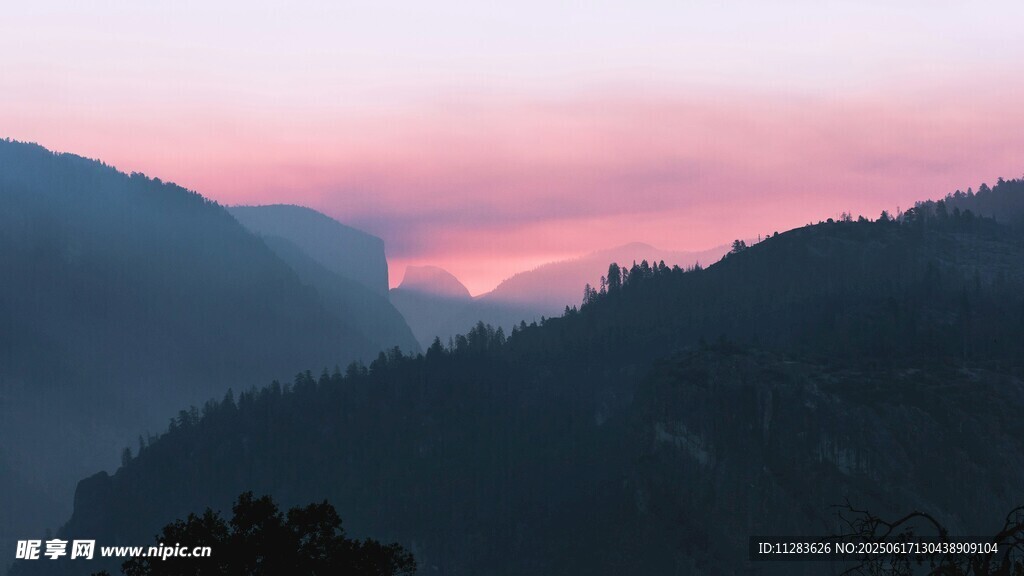 山间粉霞暮色美景
