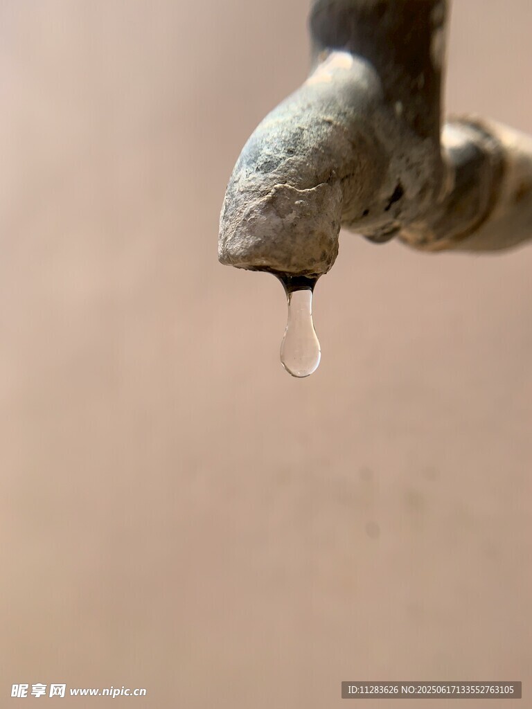 老旧水龙头滴水瞬间