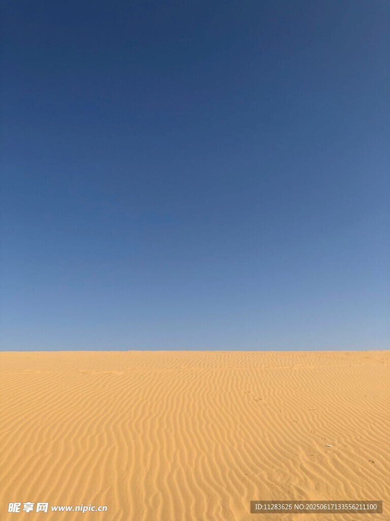 广袤沙漠与湛蓝天空