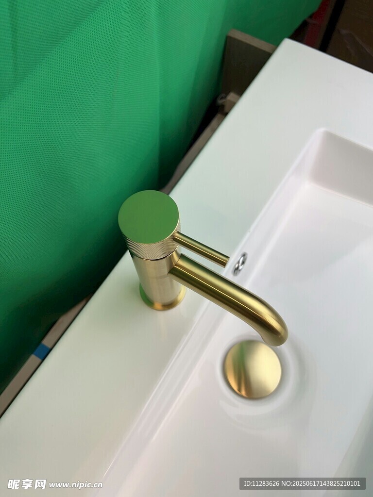 金色水龙头搭配白色洗手盆