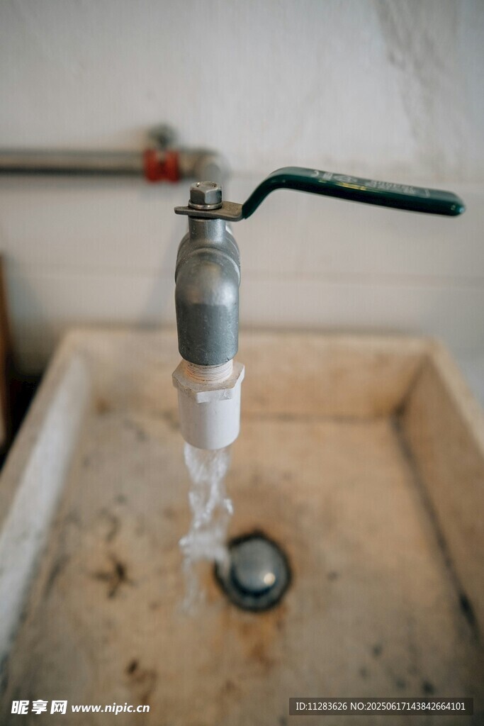 水龙头漏水场景