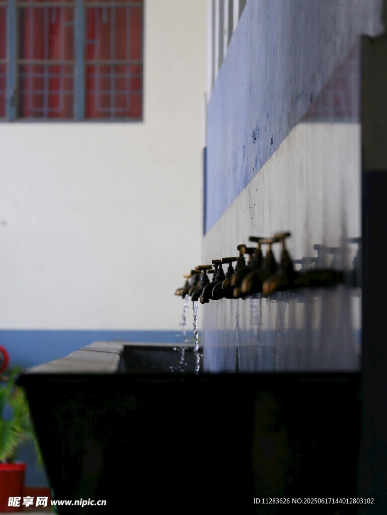 墙边的一排水龙头